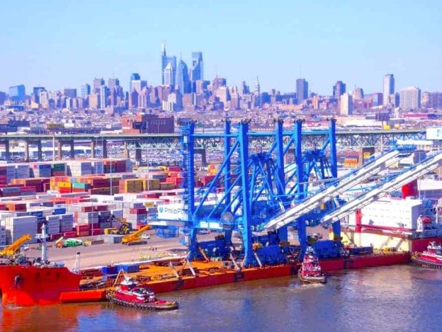 ZPMC Panamax Crane arrives at Philaport