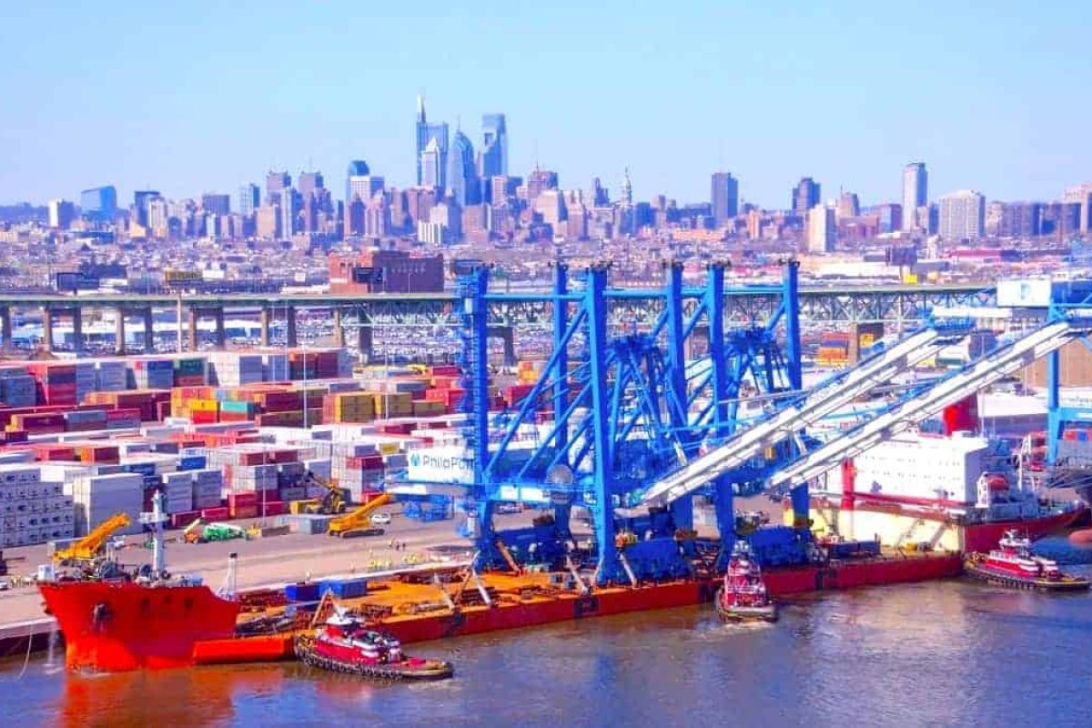 ZPMC Panamax Crane arrives at Philaport